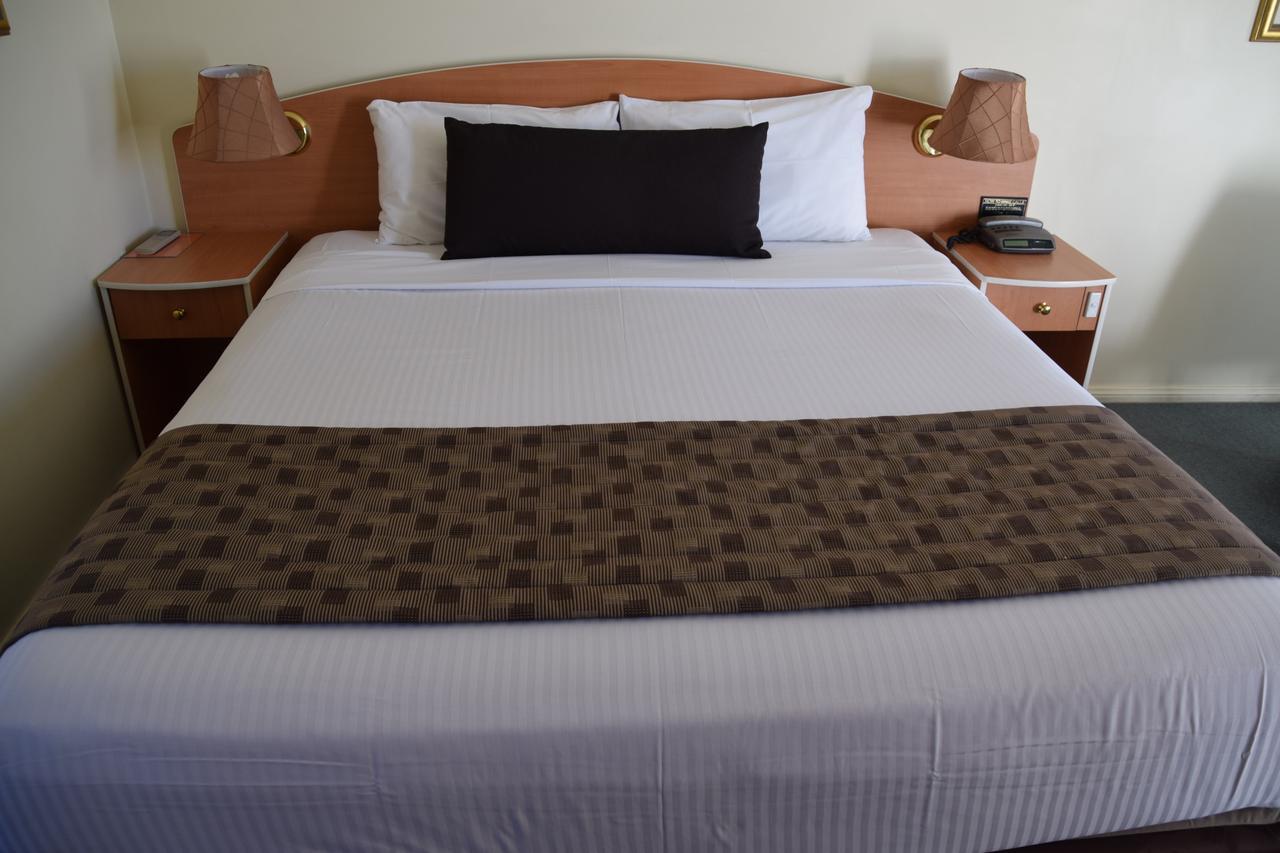 Western Coachman's 4*