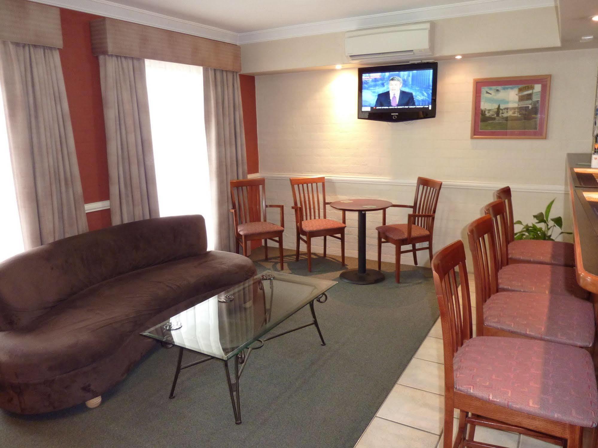 Western Coachman's 4*
